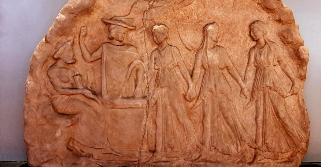 ): Museo di scultura antica G. Barracco, rilevo votivo greco, con rappresentazione di divinità all’interno di una grotta ): Museo di scultura antica G. Barracco, rilevo votivo greco, con rappresentazione di divinità all’interno di una grotta