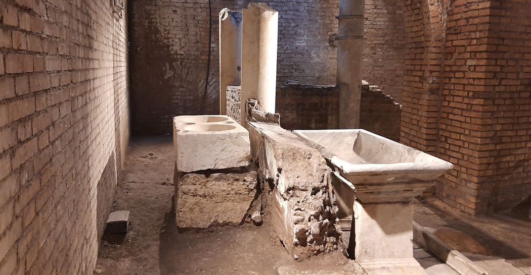 due colonne in marmo e altri resti di edificio romano-imperiale nei sotterranei del Museo Barracco