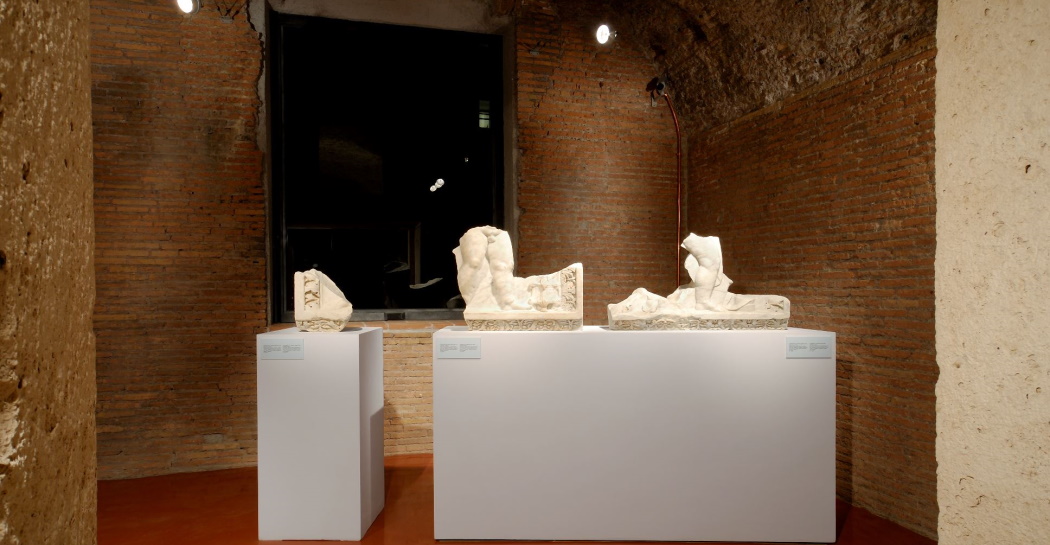 : Un frammento del fregio-architrave con amorini del Tempio di Venere Genitrice : Un frammento del fregio-architrave con amorini del Tempio di Venere Genitrice