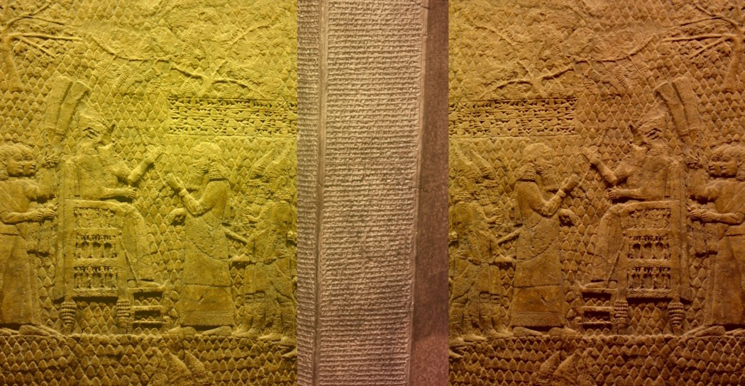 Una scena dal ciclo di rilievi dedicato alla caduta di Lachish e il prisma degli Annali di Sennacherib (Londra, British Museum)