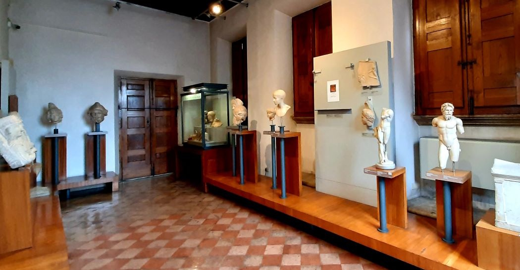 reperti archeologici romani nella sala romana collezione Baracco